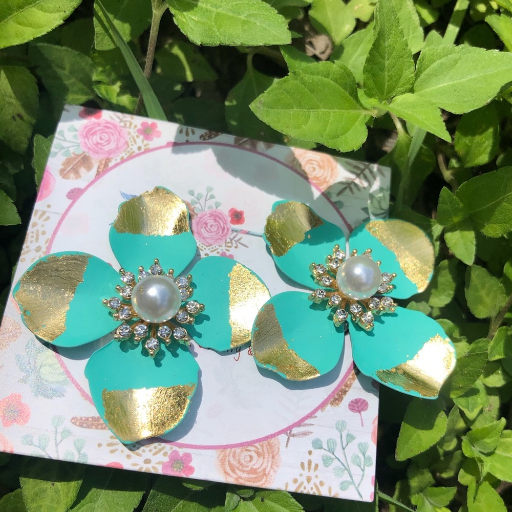 Mint green flower post